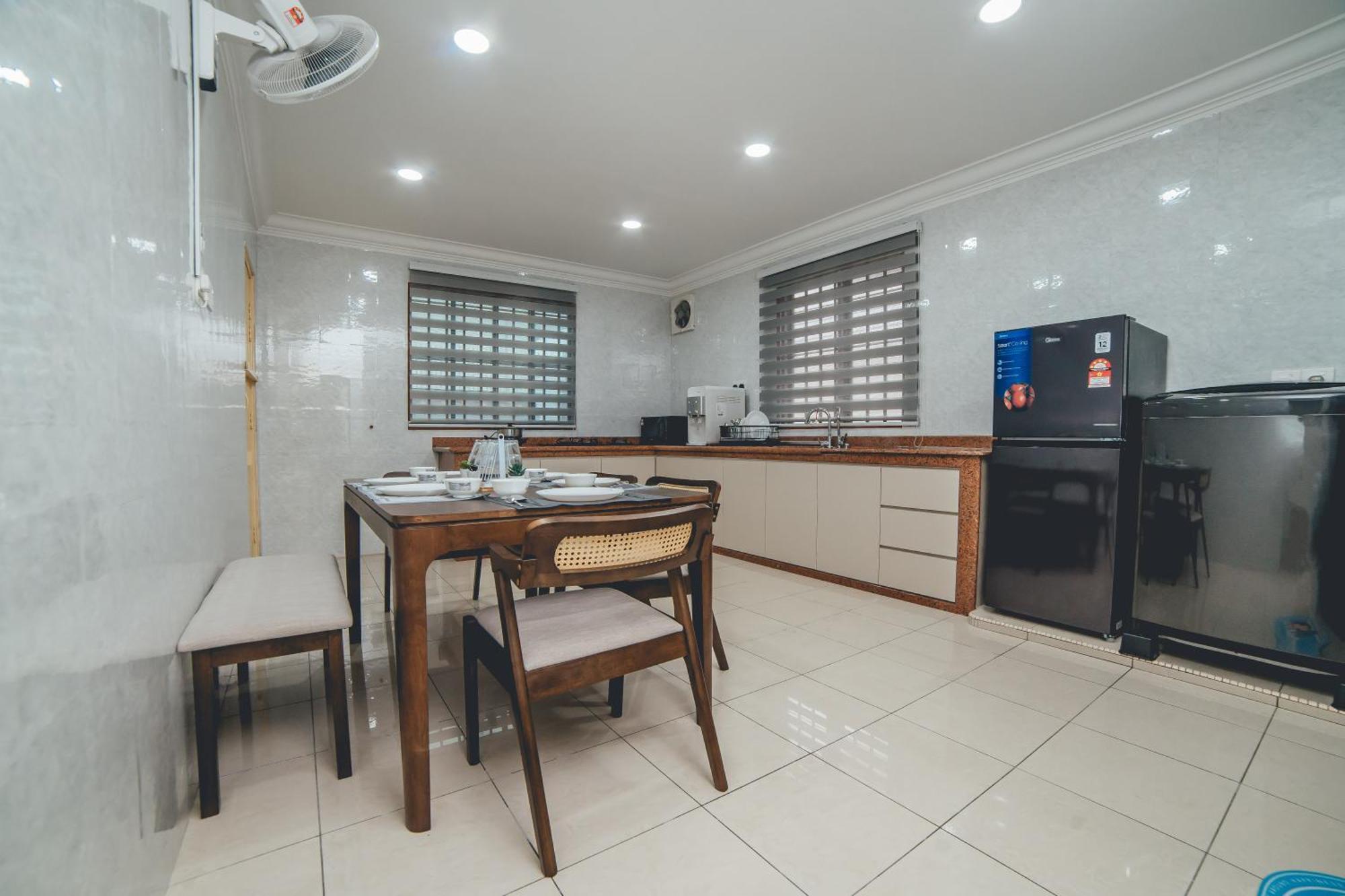 Apartment Shinchan Chill 14pax Landed Pooltable Ktv Bbq Bukit Indah Johor Bahru